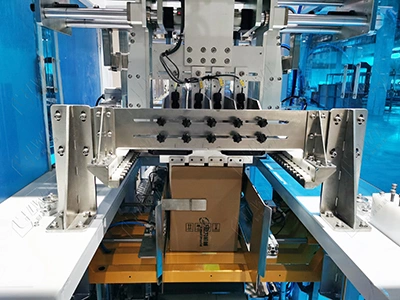 Mécanisme de pressage latéral du carton