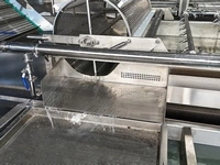 Nettoyeuse de bouteilles à pinces