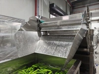 Nettoyeuse de bouteilles à pinces