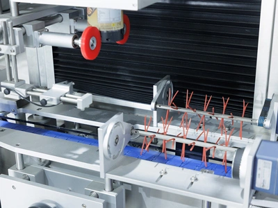 Machine d'étiquetage de manchons rétractables