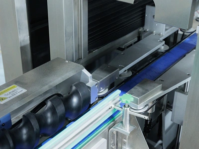 Machine d'étiquetage de manchons rétractables